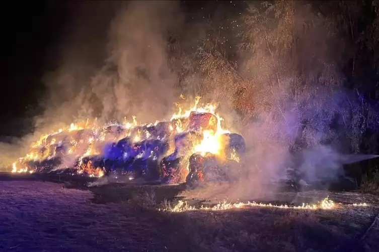 Auf einem Feld oberhalb der Maßweilerstraße in Contwig brannten am Montagabend rund 100 Heuballen.